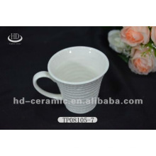 Taza de té de porcelana y platillo